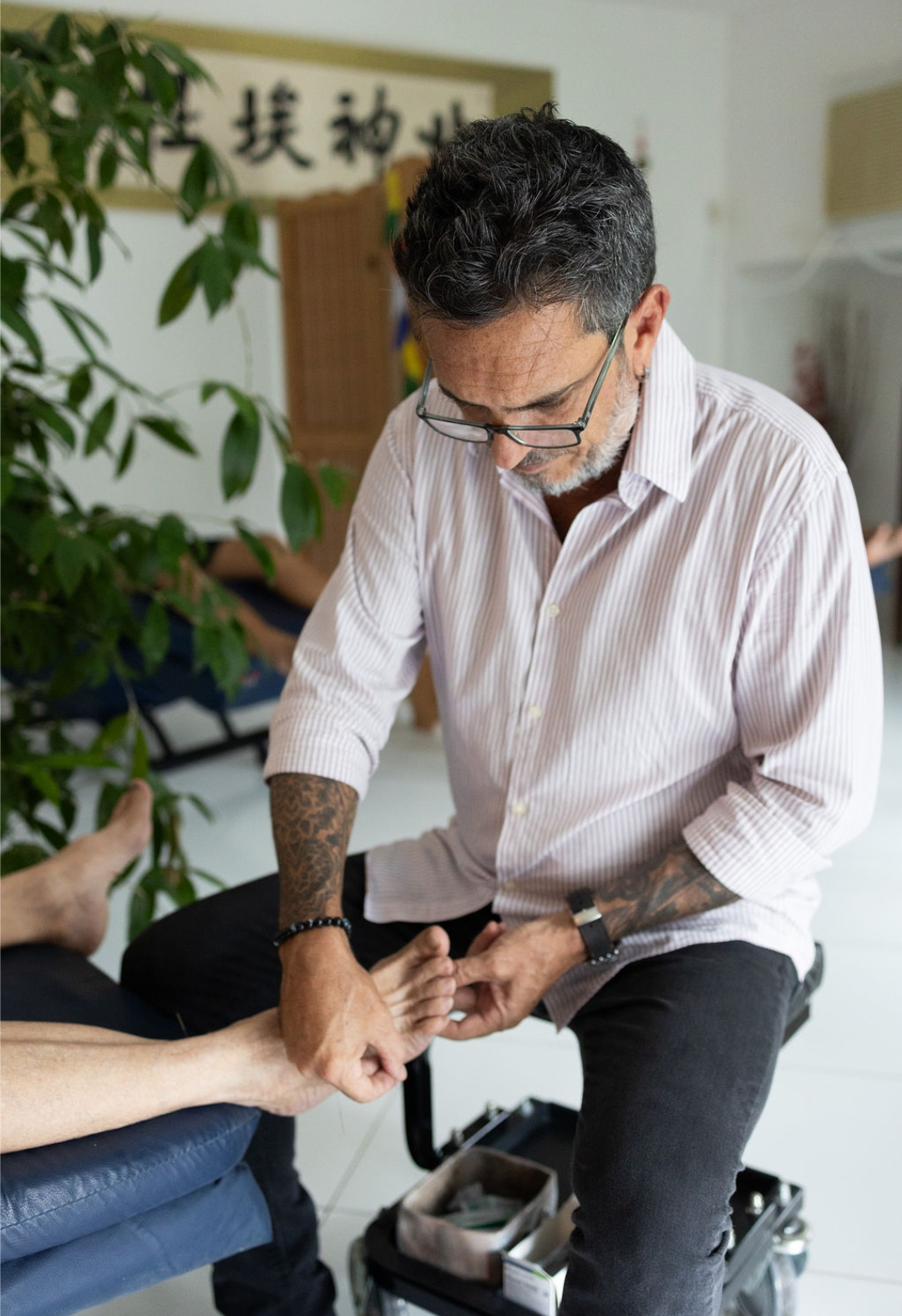 Dr. Nelson Bellotto atendendo na Clínica Tung